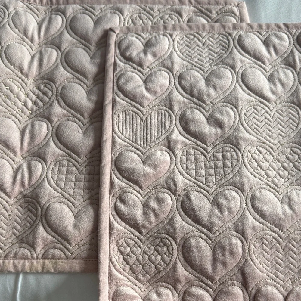 🩷🩷 Set of 2 pink Velvet Heart Patterned Quilted Placemats - Picture 4 of 4
